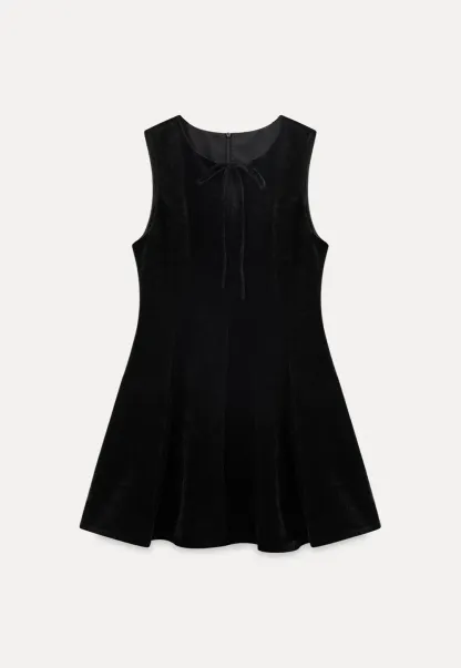 Elegant sleeveless dress with ruffled collar and bow tie design