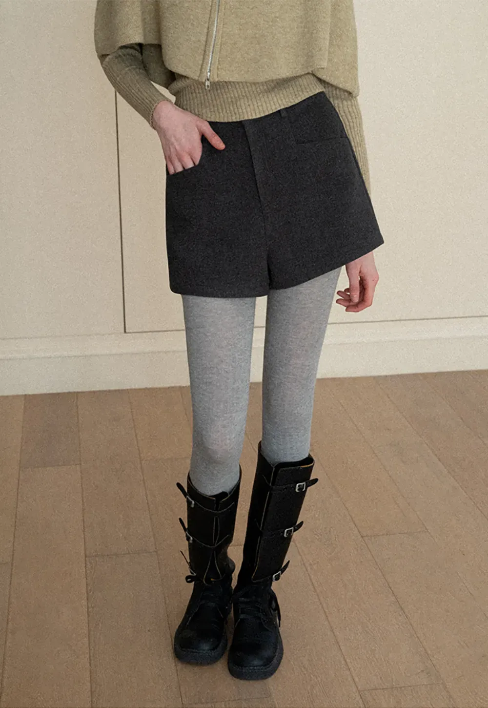 High waist tailored shorts with front pockets and zipper closure