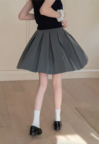 Pleated skirt with front bow detail