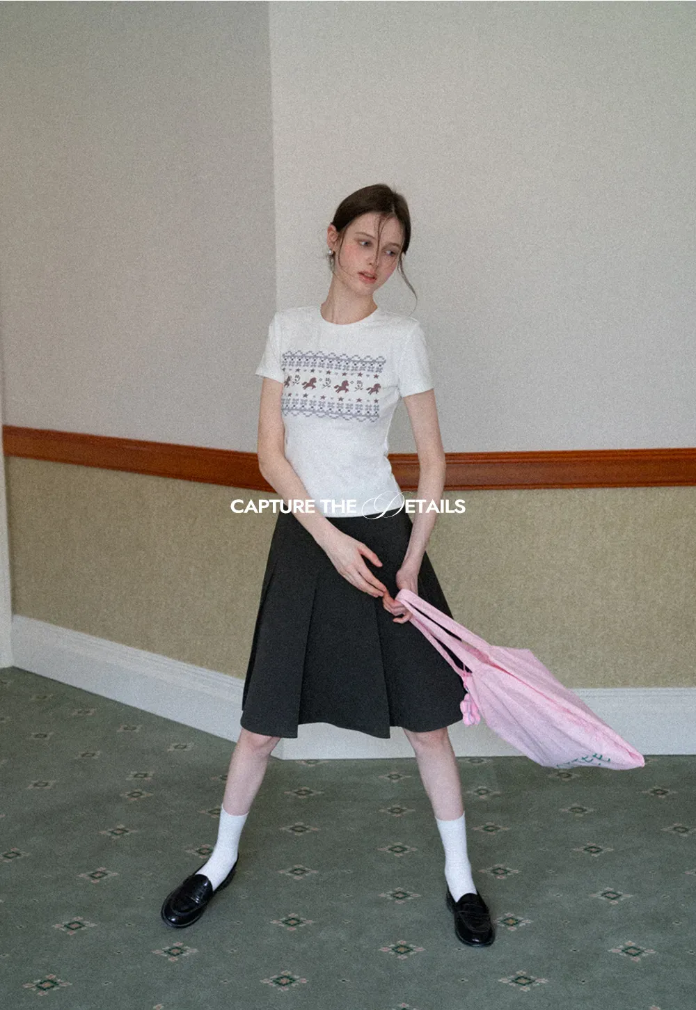 Short sleeve t shirt with embroidered pattern band