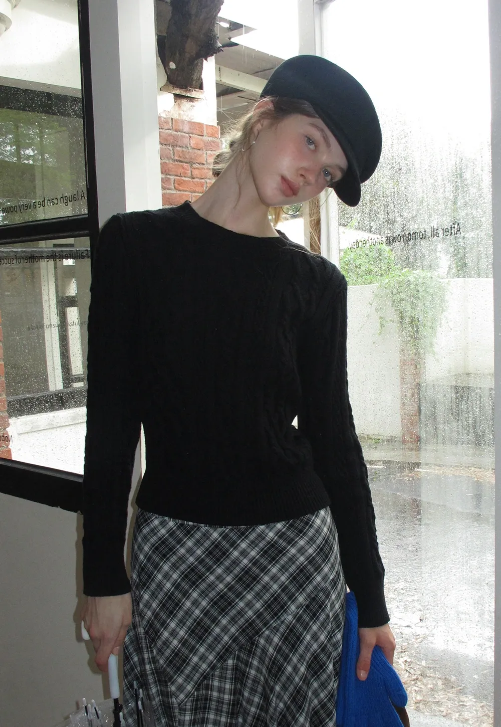 Classic Round Neck Cable Knit Slim Sweater