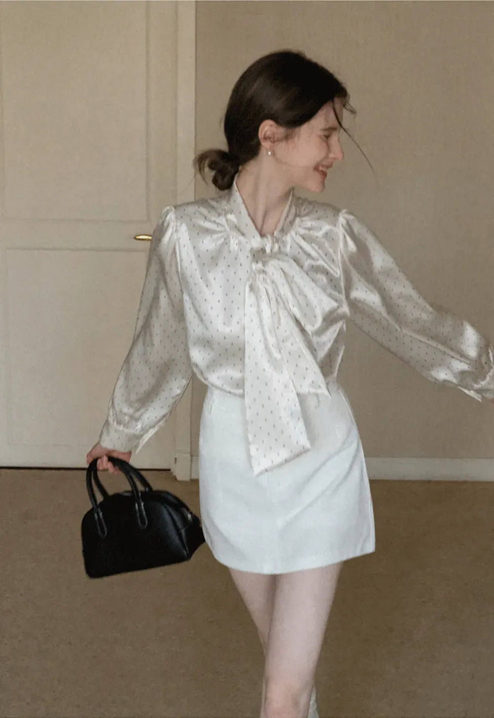 Elegant blouse with bow collar and long sleeves