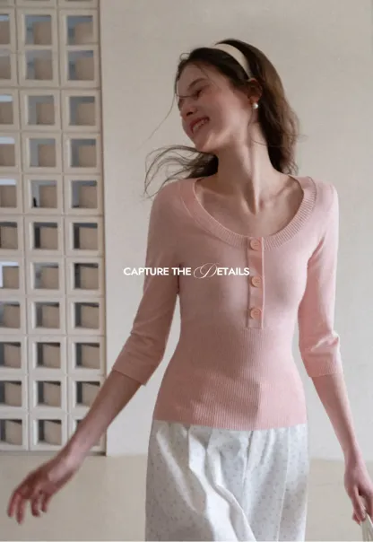 Woolen knit sweater with ribbed hem and cuffs