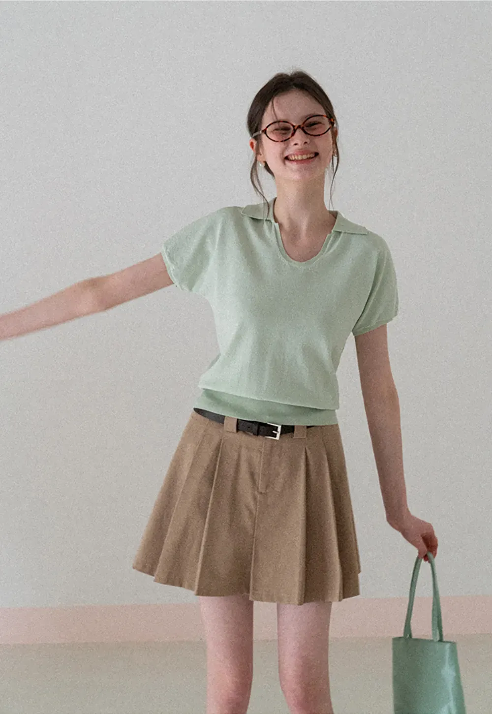 Pleated short skirt with belt loop and buckle