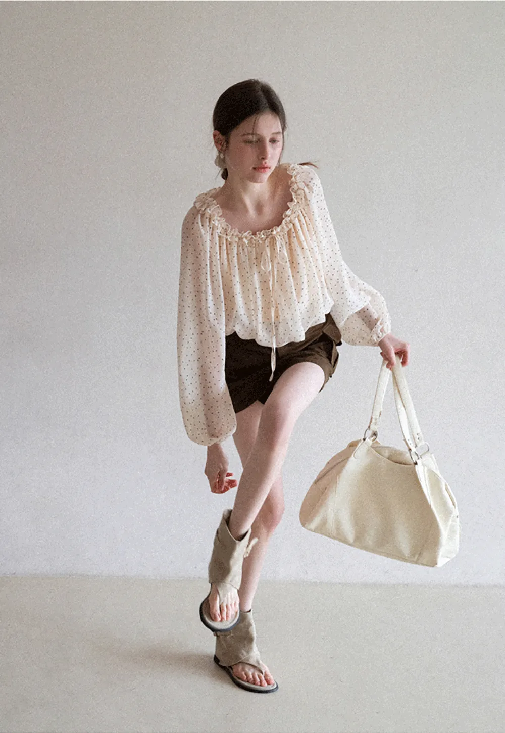 Short skirt with side pocket and structured waist