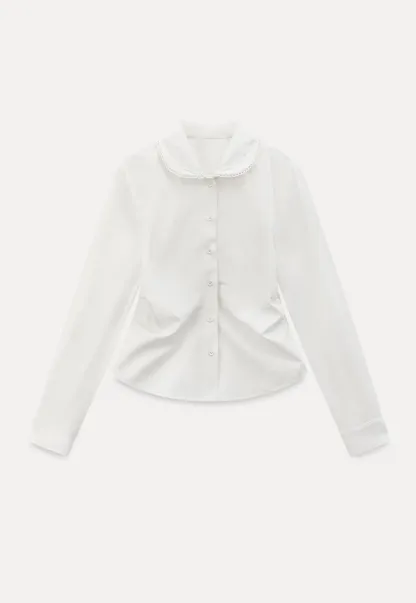 Elegant blouse with scalloped collar and long sleeves for versatile styling