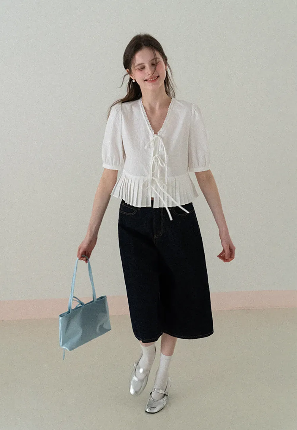 Wide leg cropped denim pants with contrast stitching