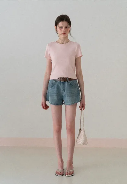 High waist denim shorts with belt loop and front pockets