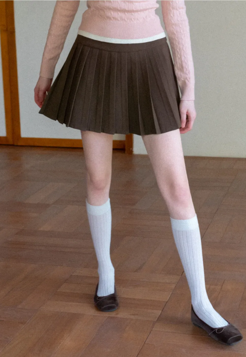 Pleated skirt with white waistband and ribbed texture