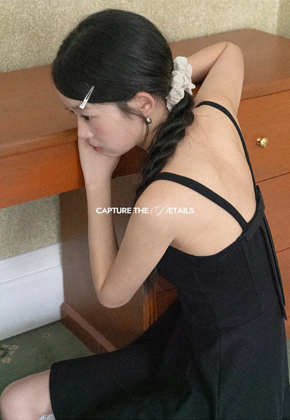 Sleeveless dress with thin straps and flared skirt