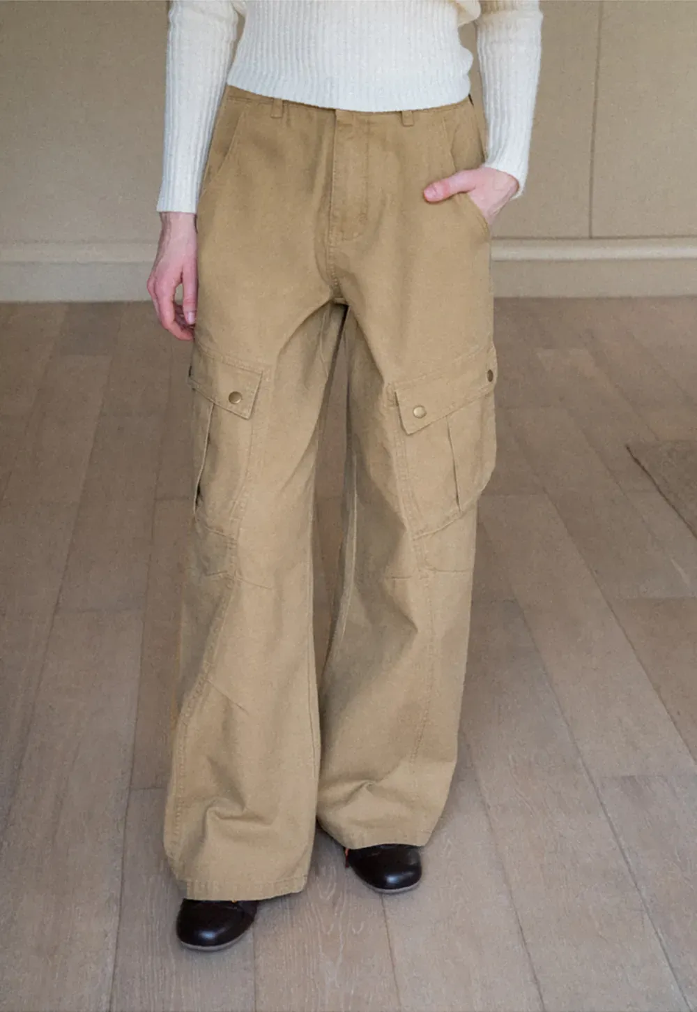 Wide leg utility pants with back pockets and side seams
