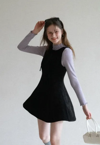 Elegant sleeveless dress with ruffled collar and bow tie design