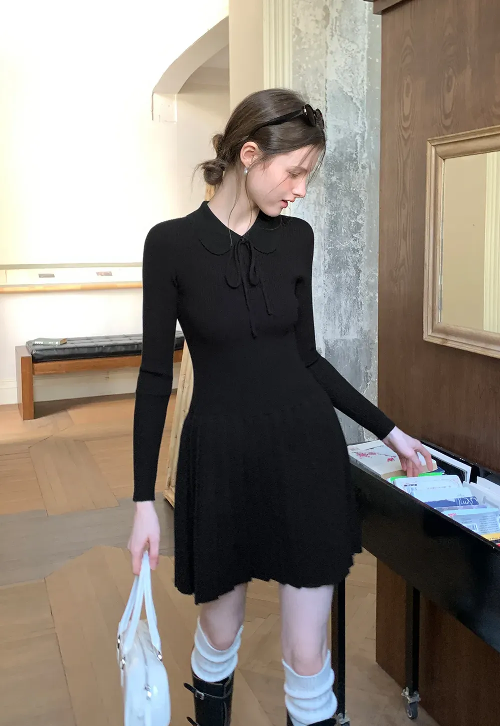 Elegant Knit Dress with Bow Detail and Flared Hem