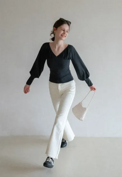 flared high waist jeans with back pocket design