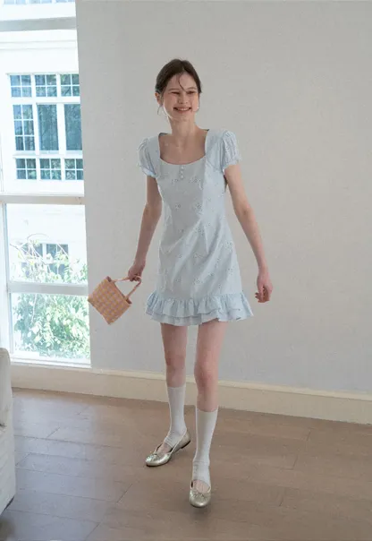 Eyelet dress with puff sleeves and ruffled hem