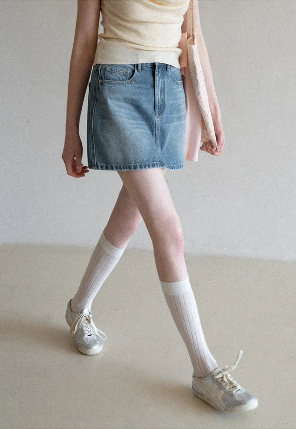 Denim mini skirt with frayed hem and front pockets