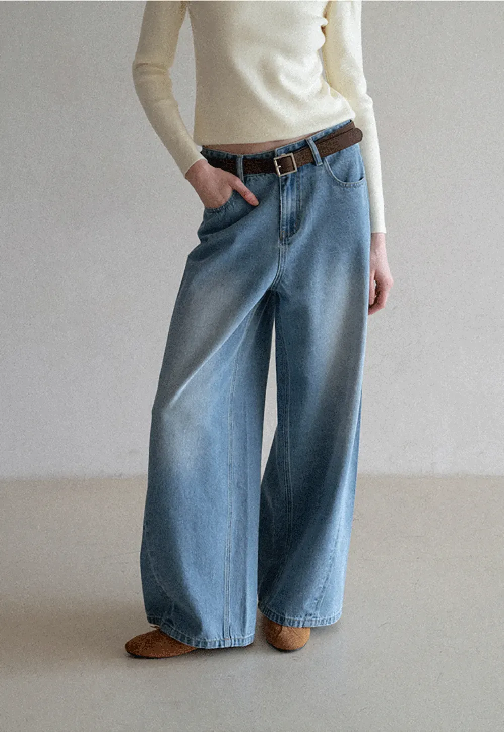 Wide leg denim jeans with high waist design