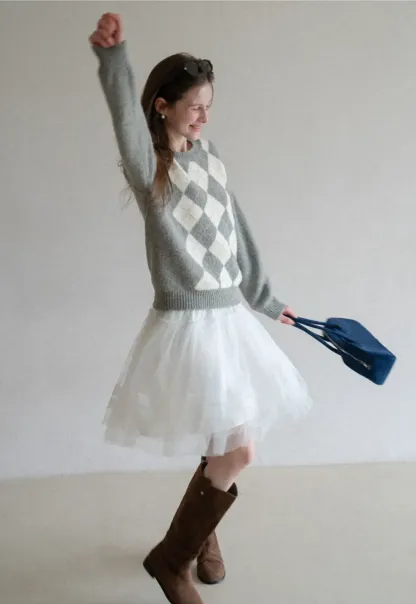 Classic diamond pattern wool knit sweater for casual wear