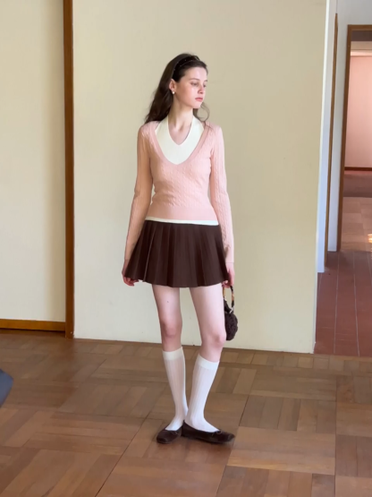 Pleated skirt with white waistband and ribbed texture