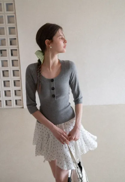 Woolen knit sweater with ribbed hem and cuffs