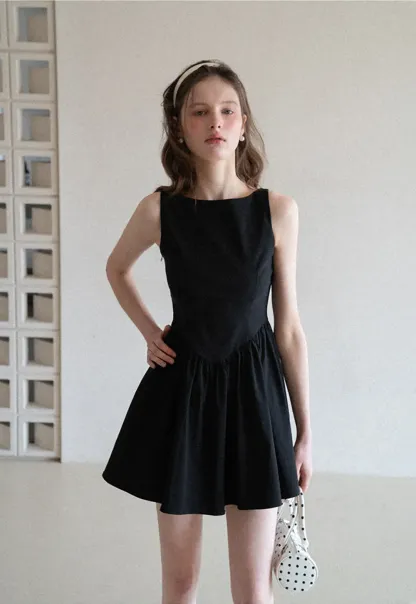 Sleeveless dress with back bow detail