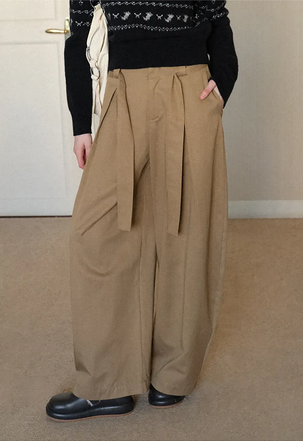 Wide leg pleated casual pants with tie waist design