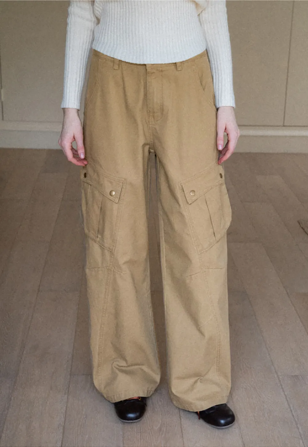 Wide leg utility pants with back pockets and side seams