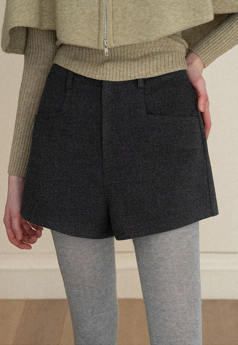 High waist tailored shorts with front pockets and zipper closure