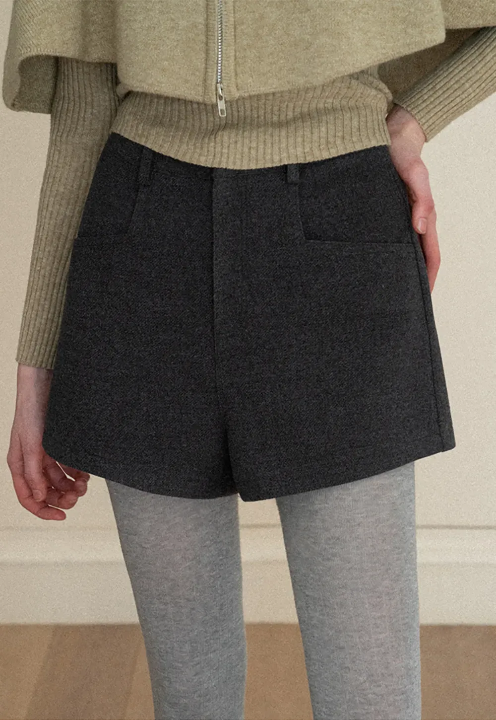 High waist tailored shorts with front pockets and zipper closure