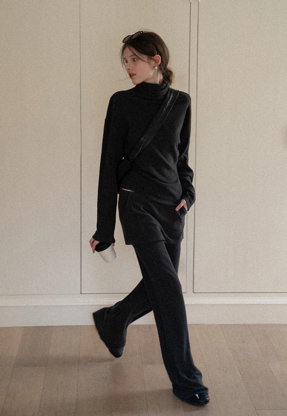 Elegant Two-Piece Turtleneck and Pants Set