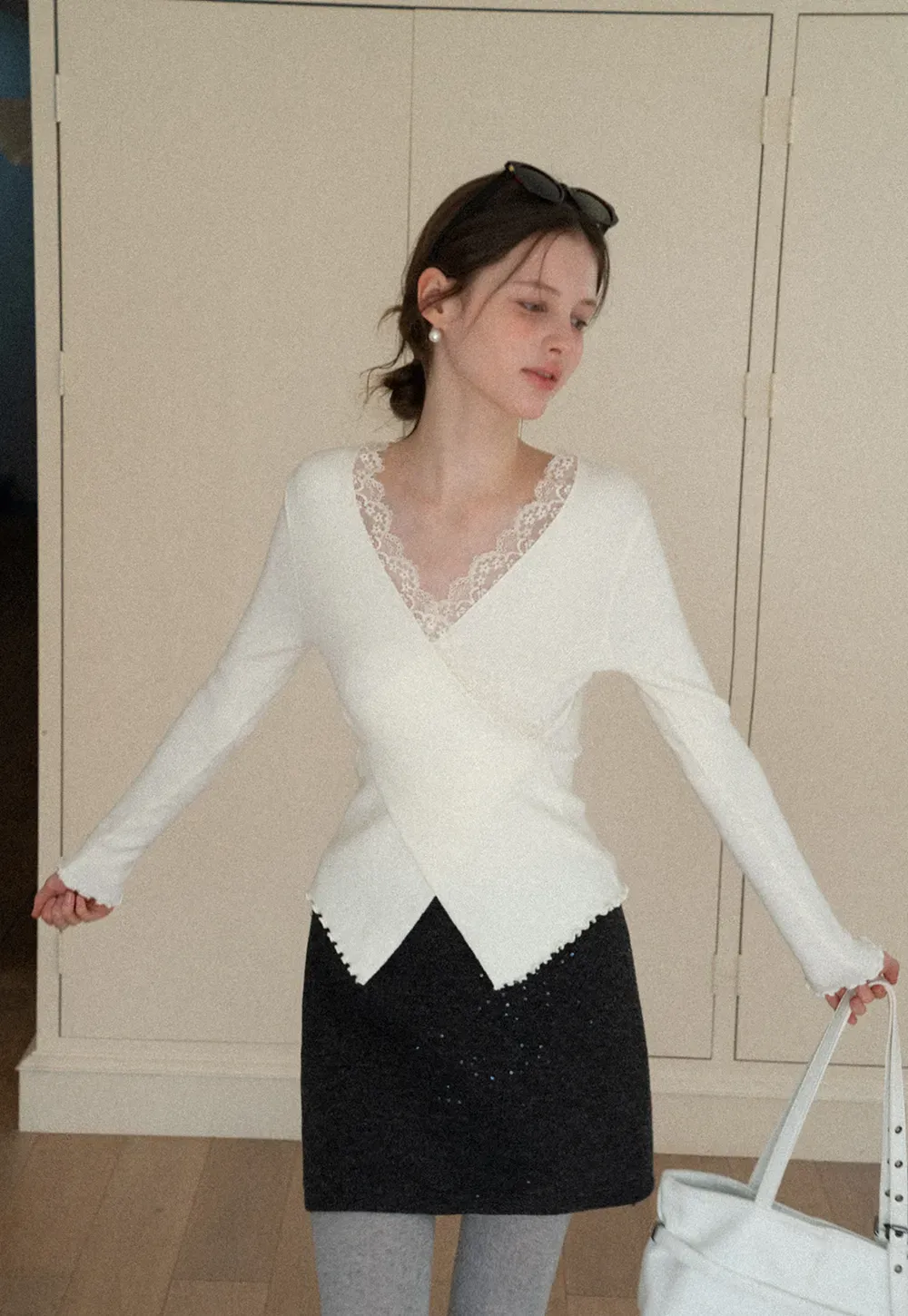 Elegant V Neck Lace Trim Knit Top with Asymmetrical Hem