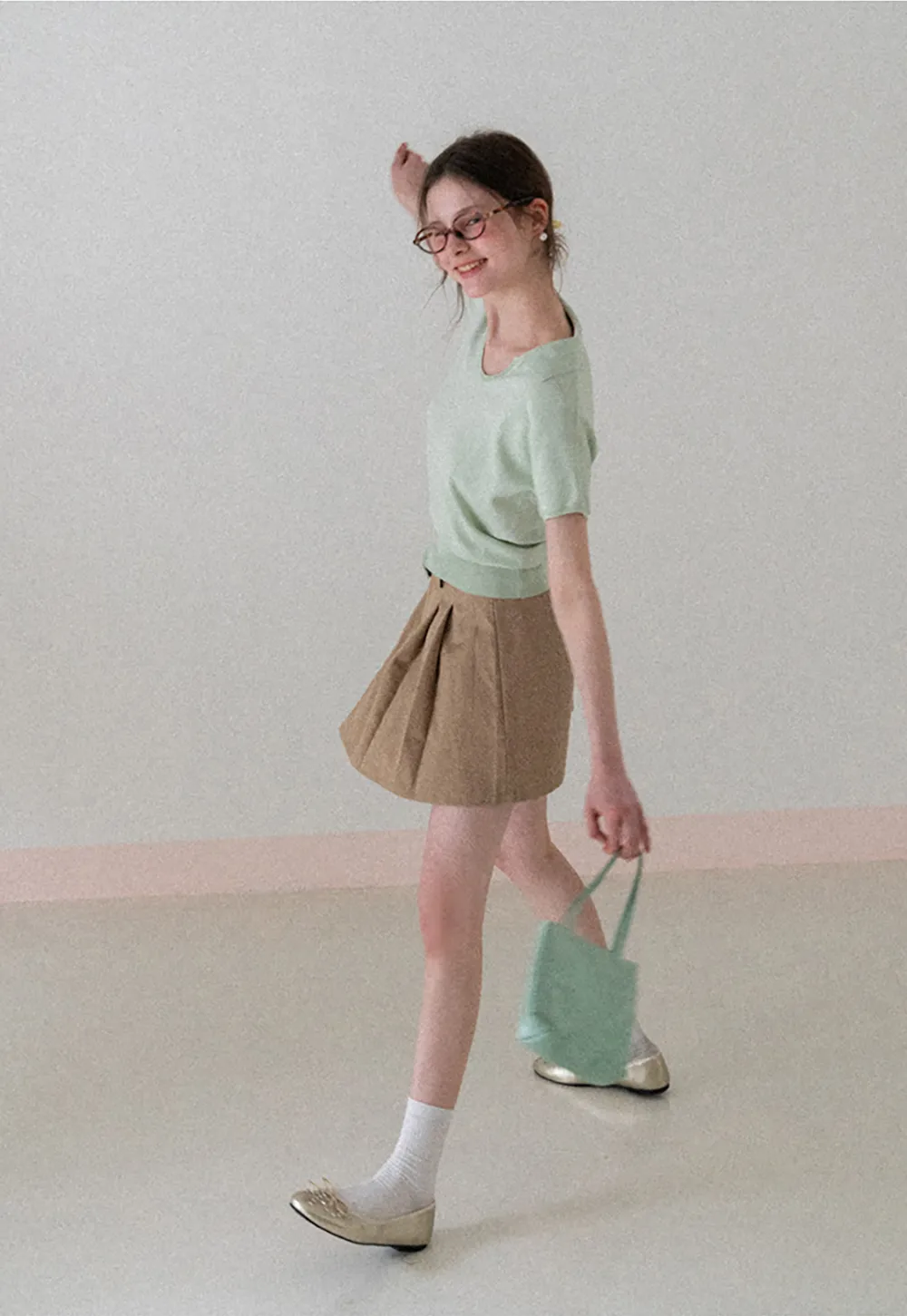 Pleated short skirt with belt loop and buckle