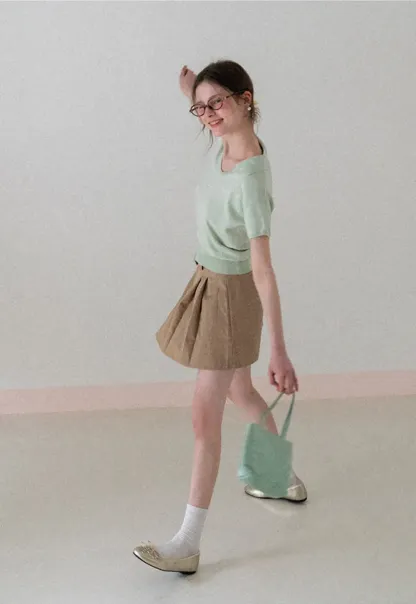 Pleated short skirt with belt loop and buckle