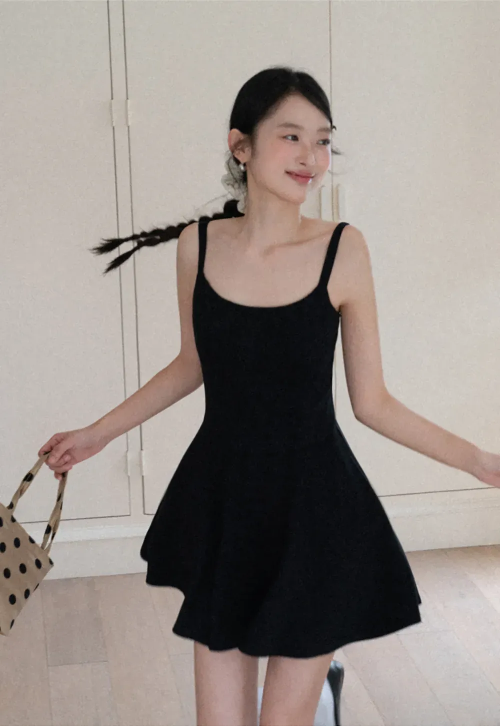 Sleeveless dress with thin straps and flared skirt