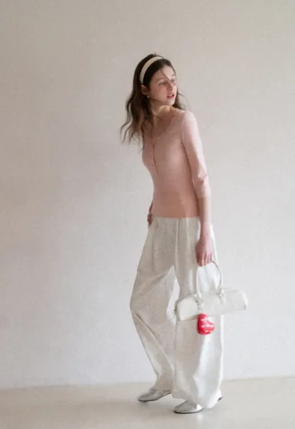 Woolen knit sweater with ribbed hem and cuffs