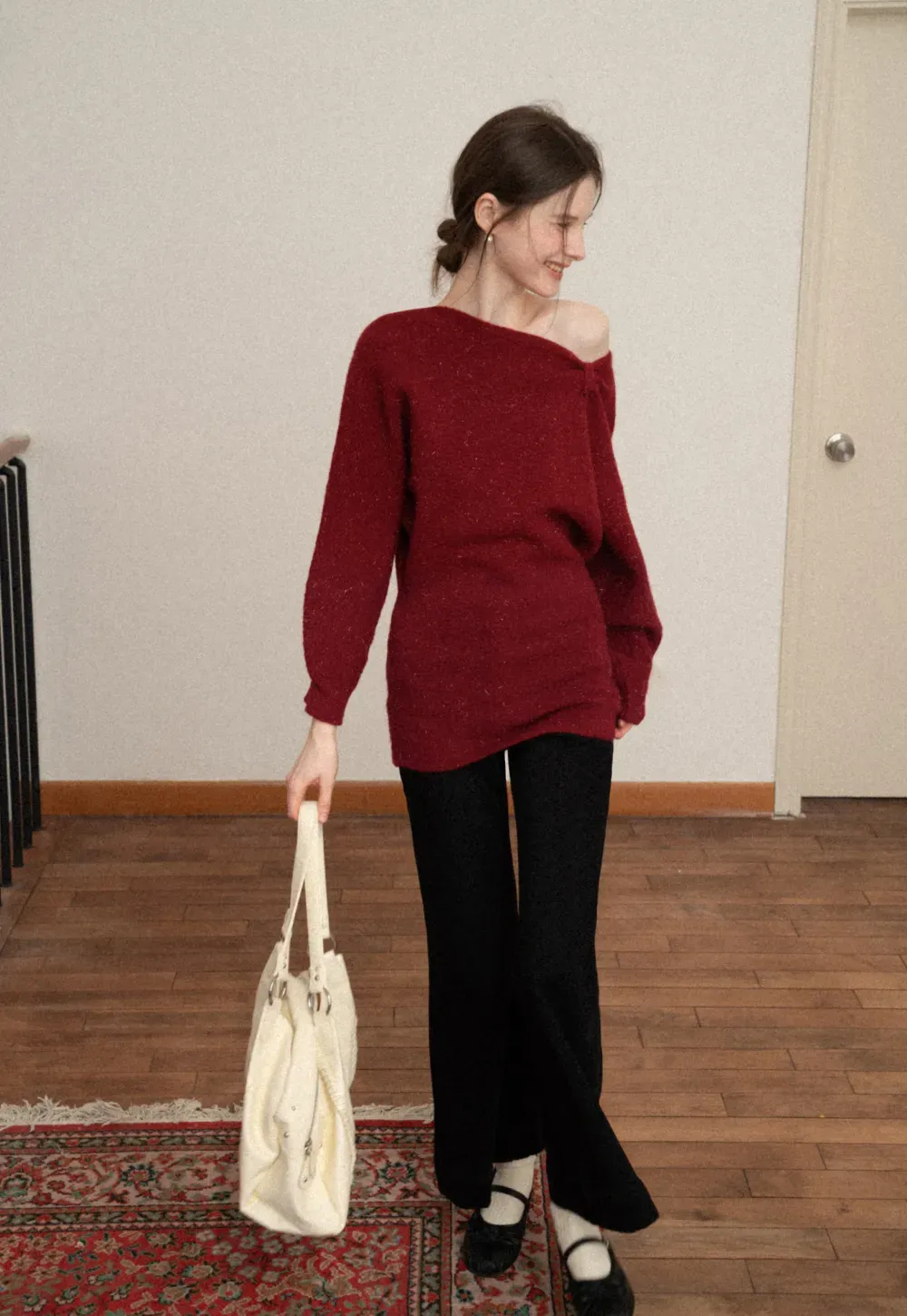 Elegant knit dress with long sleeves and round neckline