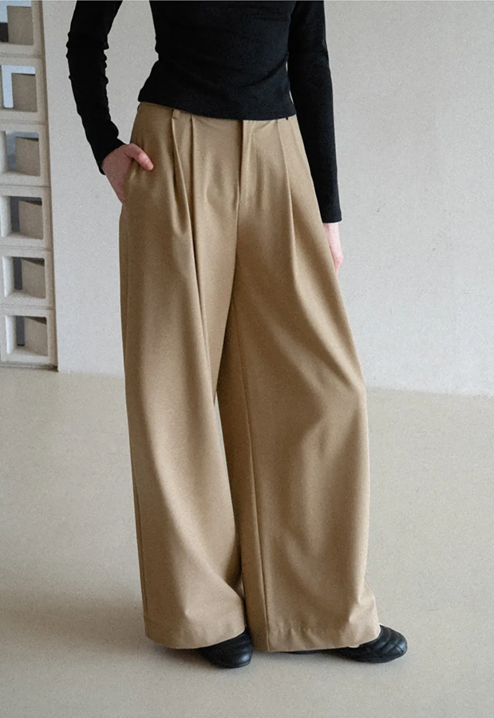 Wide leg pleated casual pants with front pockets