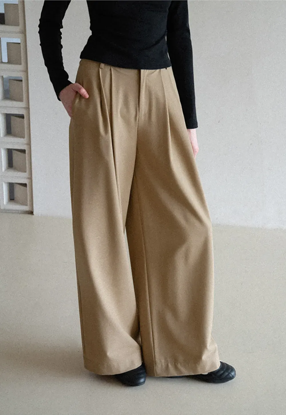 Wide leg pleated casual pants with front pockets