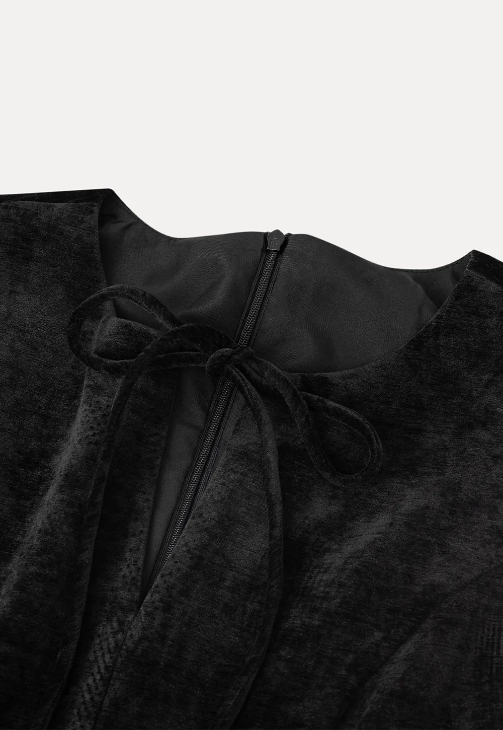 Elegant sleeveless dress with ruffled collar and bow tie design