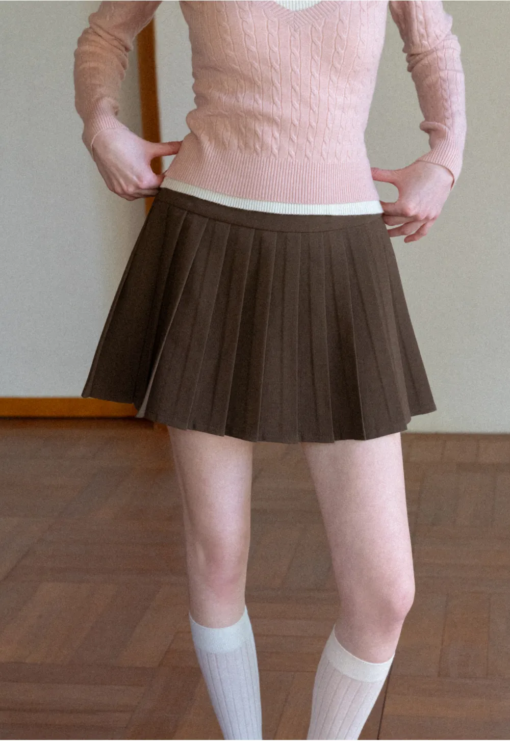 Pleated skirt with white waistband and ribbed texture