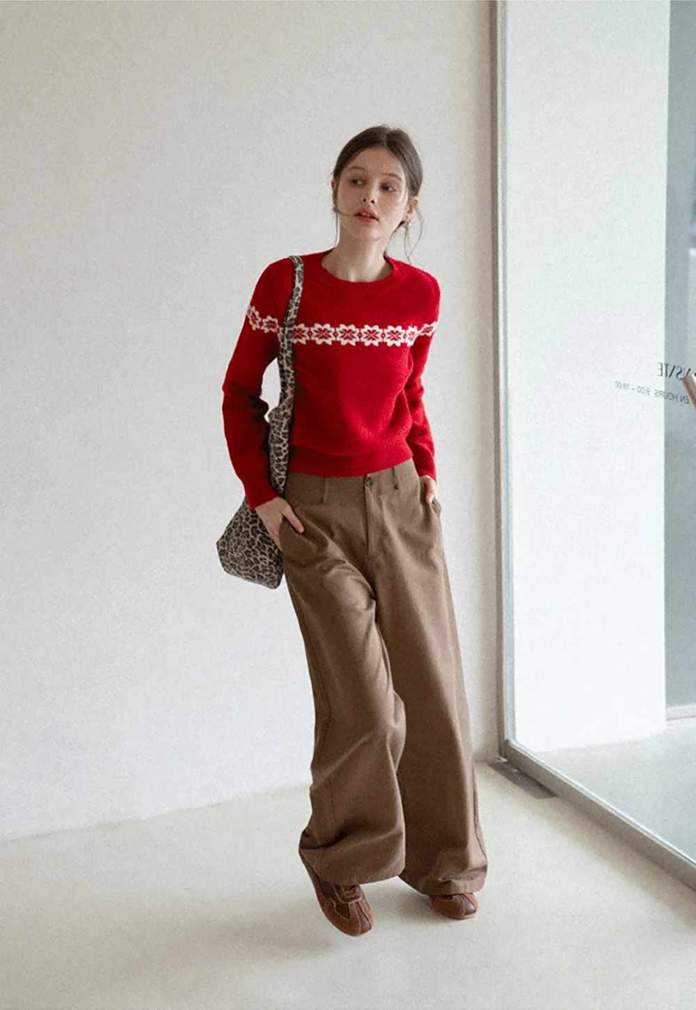 Round Neck Sweater with Snowflake Pattern Design