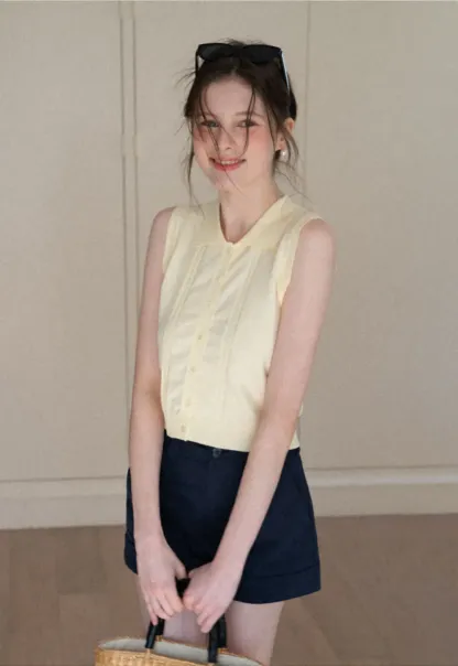 Sleeveless Knit Top with Collar and Buttons