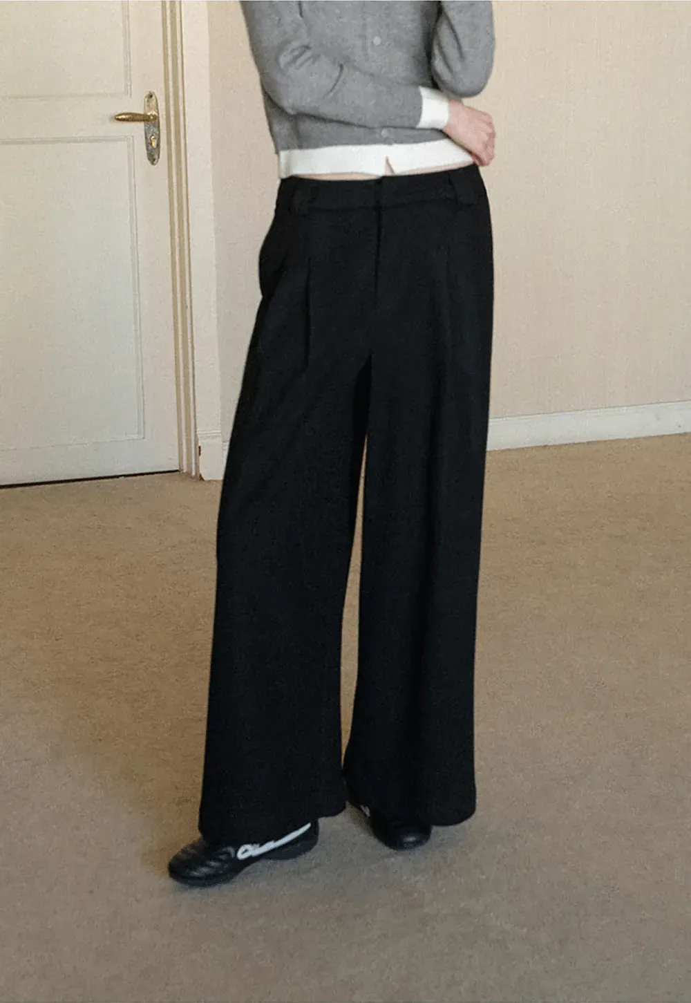 Wide leg pleated casual pants with high waist design