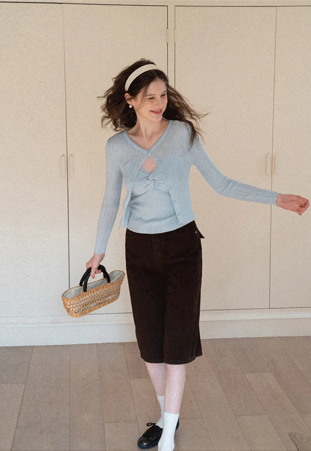 Ribbed knit sweater with V neckline and long sleeves