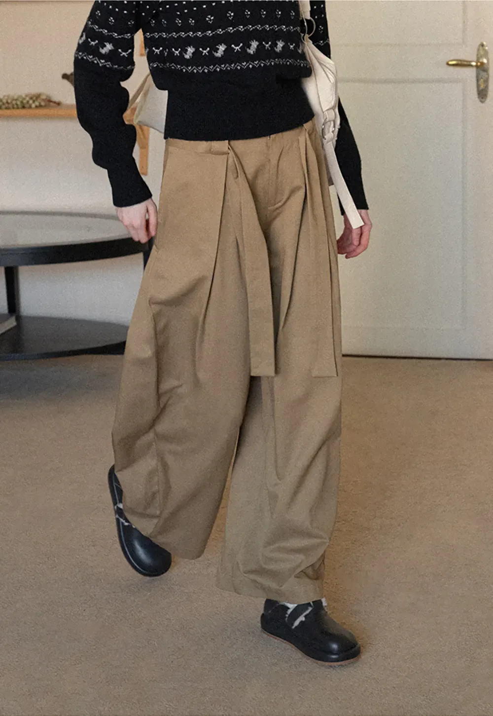 Wide leg pleated casual pants with tie waist design