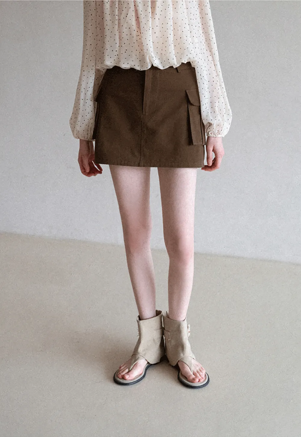Short skirt with side pocket and structured waist