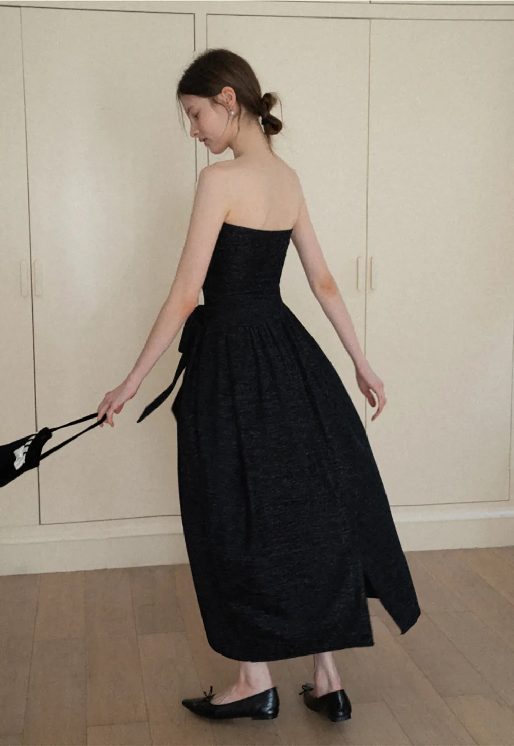 Elegant strapless midi dress with flowing skirt and textured fabric