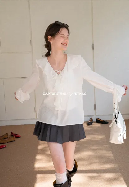 Pleated skirt with high waist and flared hem