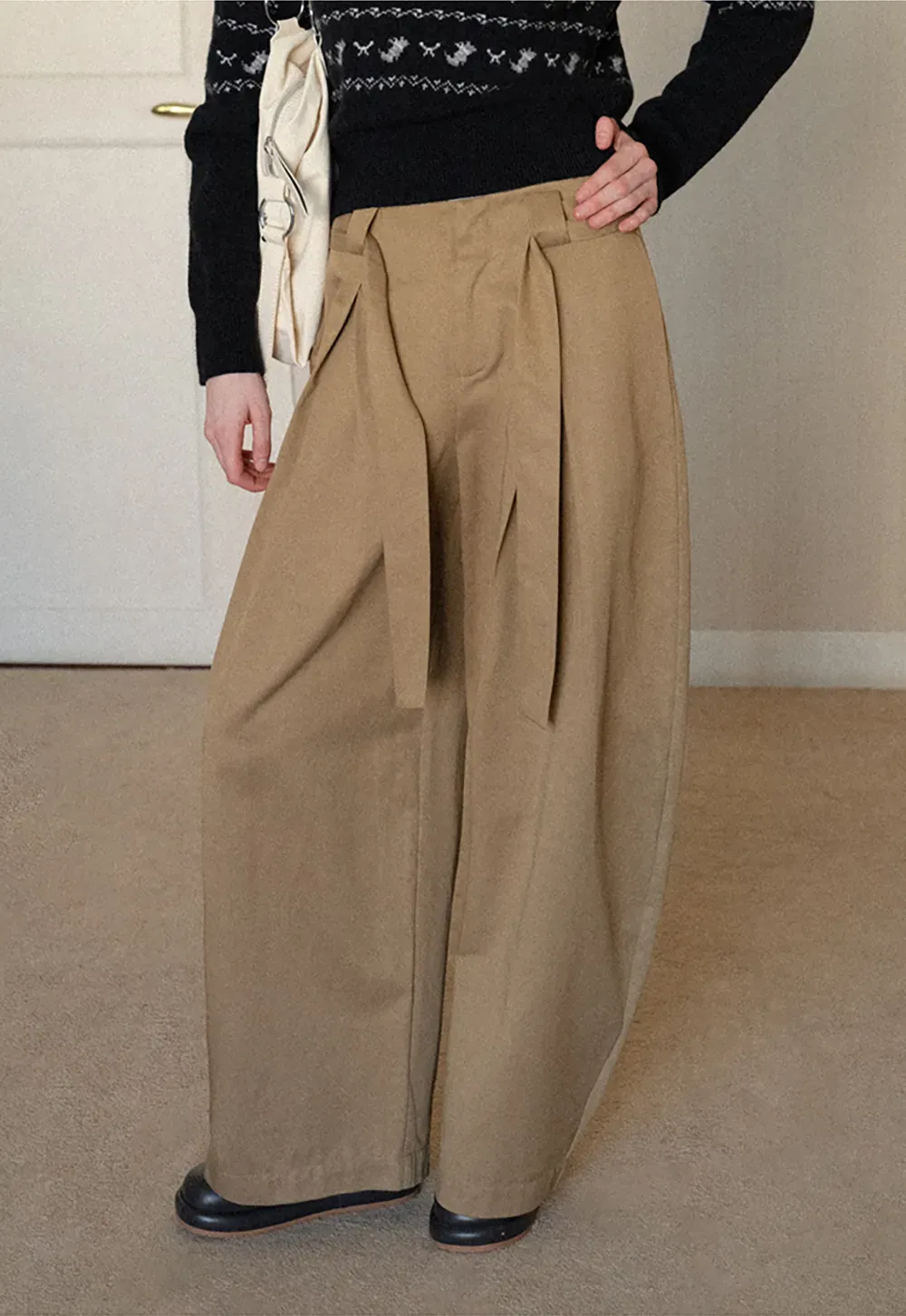 Wide leg pleated casual pants with tie waist design