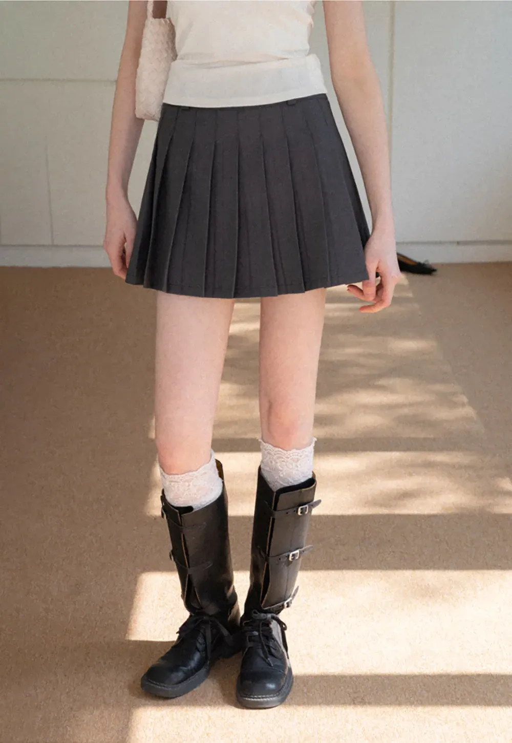 Pleated skirt with high waist and flared hem